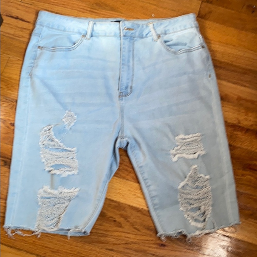 🌸Distressed 3/4 Denim Shorts